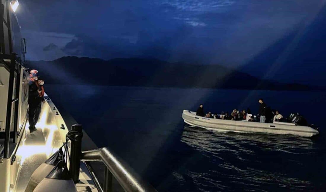 Marmaris’te motor arızası nedeniyle sürüklenen lastik bottaki 12 düzensiz göçmen kurtarıldı Muğla'nın Marmaris açıklarında motor arızası yapan lastik bottaki 12 düzensiz