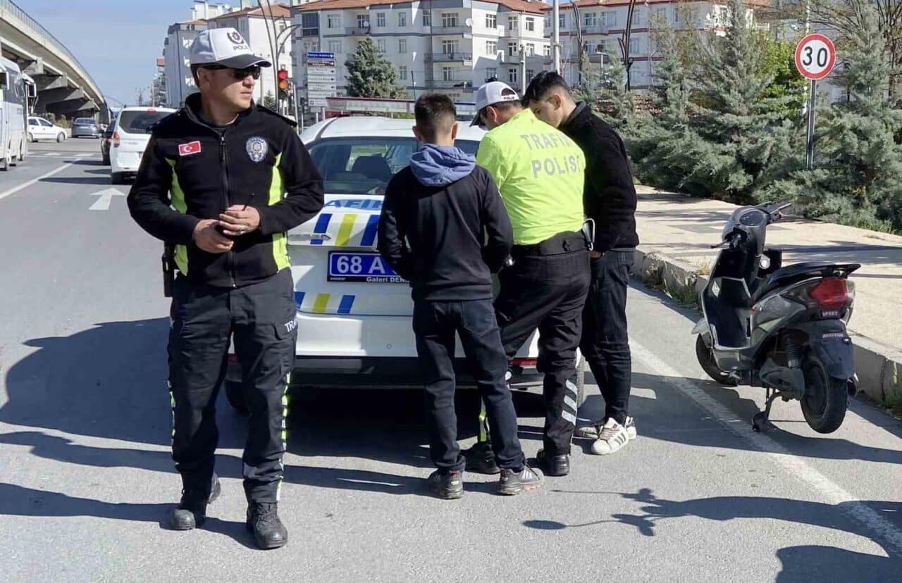Aksaray'da kasksız motosiklet kullanan 16 yaşındaki A.A., ehliyetsiz ve plakasız