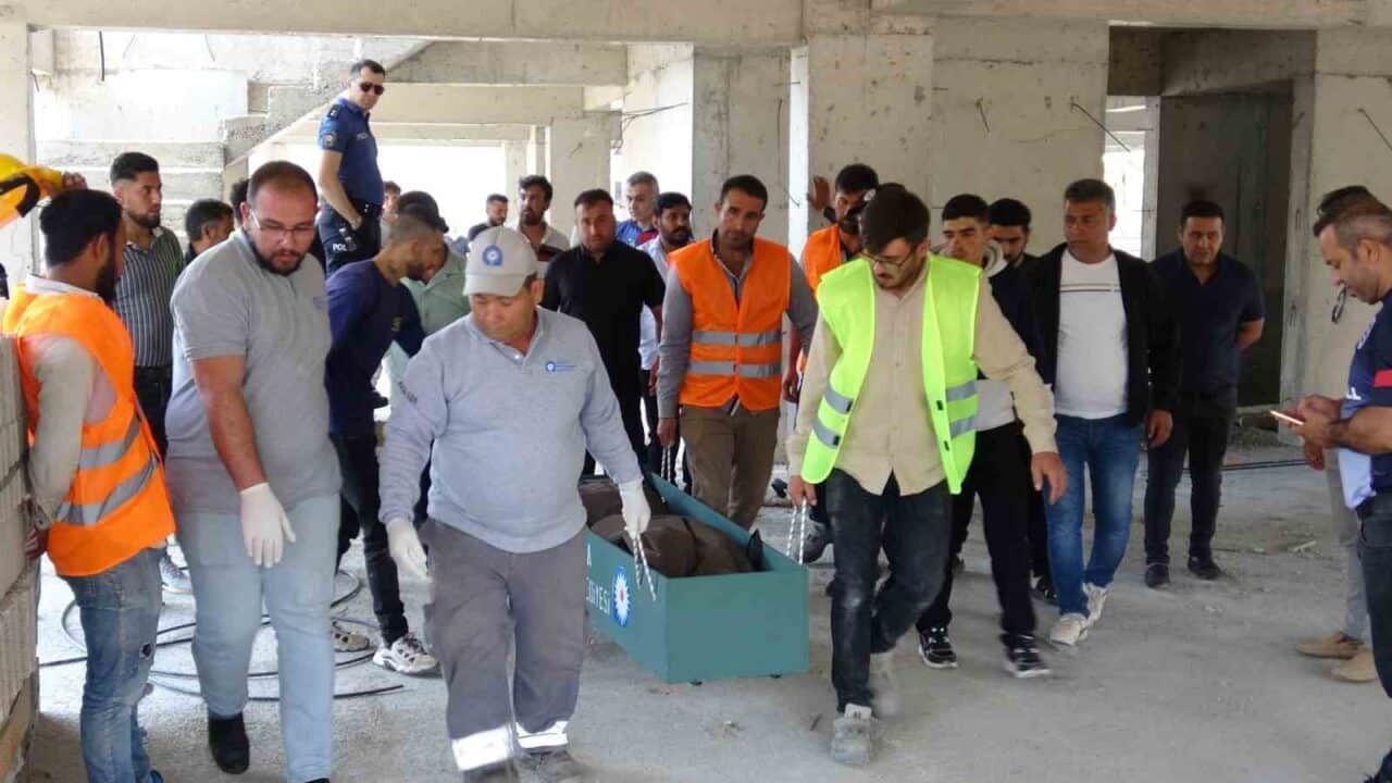 Antalya'da 26 yaşındaki yabancı uyruklu işçi Muhammed Mirrey, inşaatın 4.
