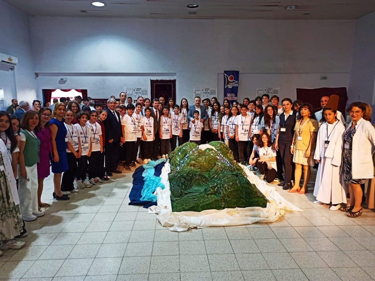 Balıkesir'in Edremit ilçesindeki 75. Yıl Ortaokulu'nda düzenlenen Bilim Fuarı, öğrencilerin