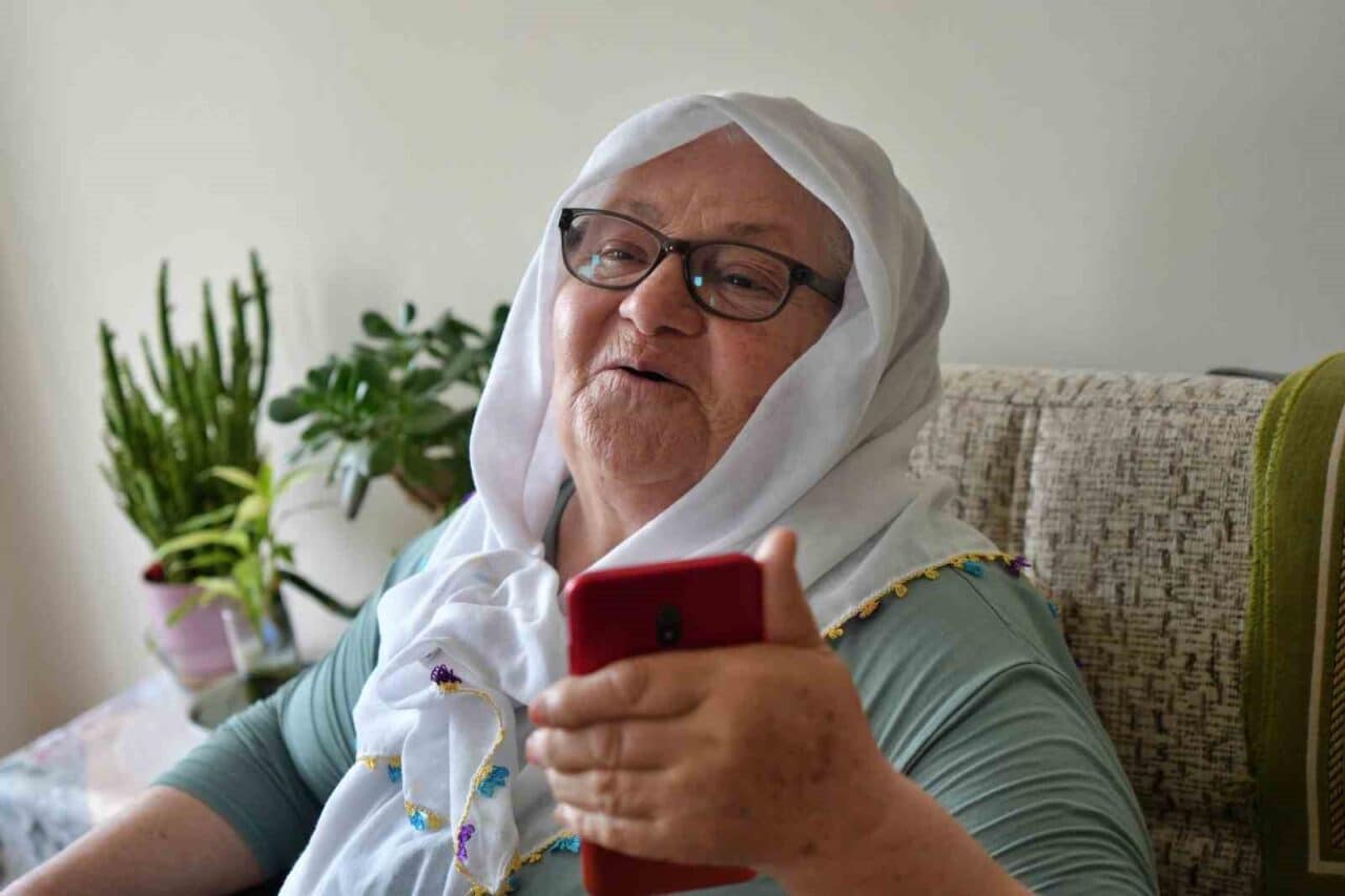 Antalya'da 80 yaşındaki Fahriye Alfert, dolandırıcı bir kişinin sahte savcı
