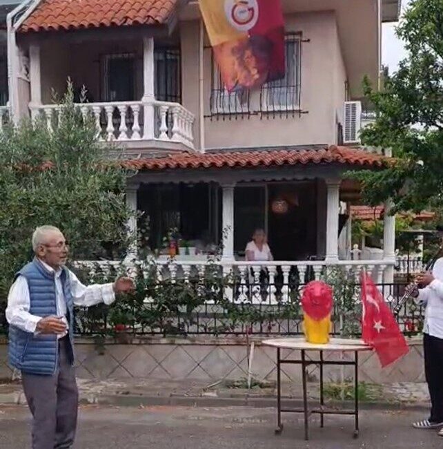 Galatasaray'ın şampiyonluğunu sevinçle kutlayan 84 yaşındaki Ahmet Kul, İzmir'in Dikili