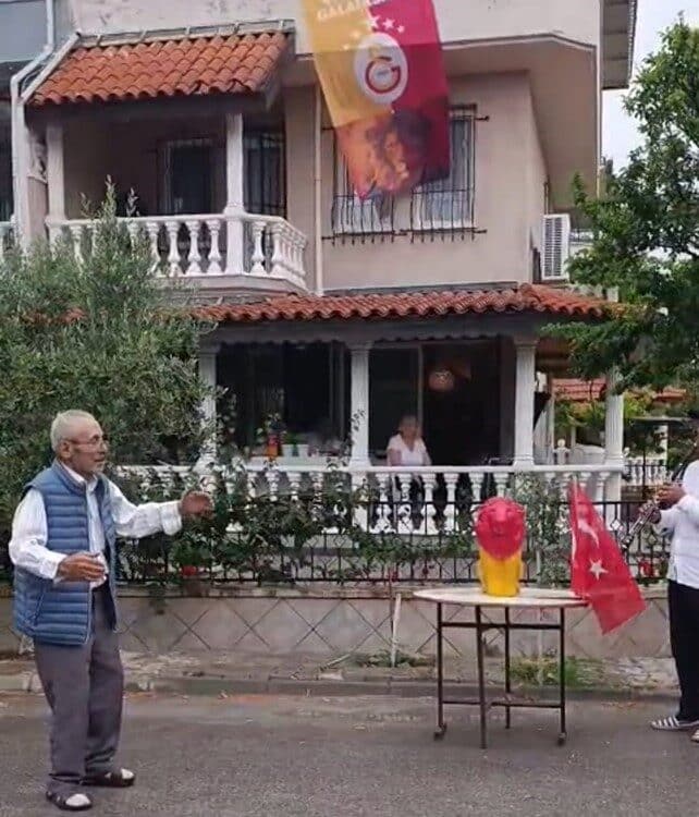 Galatasaray'ın şampiyonluğunu sevinçle kutlayan 84 yaşındaki Ahmet Kul, İzmir'in Dikili