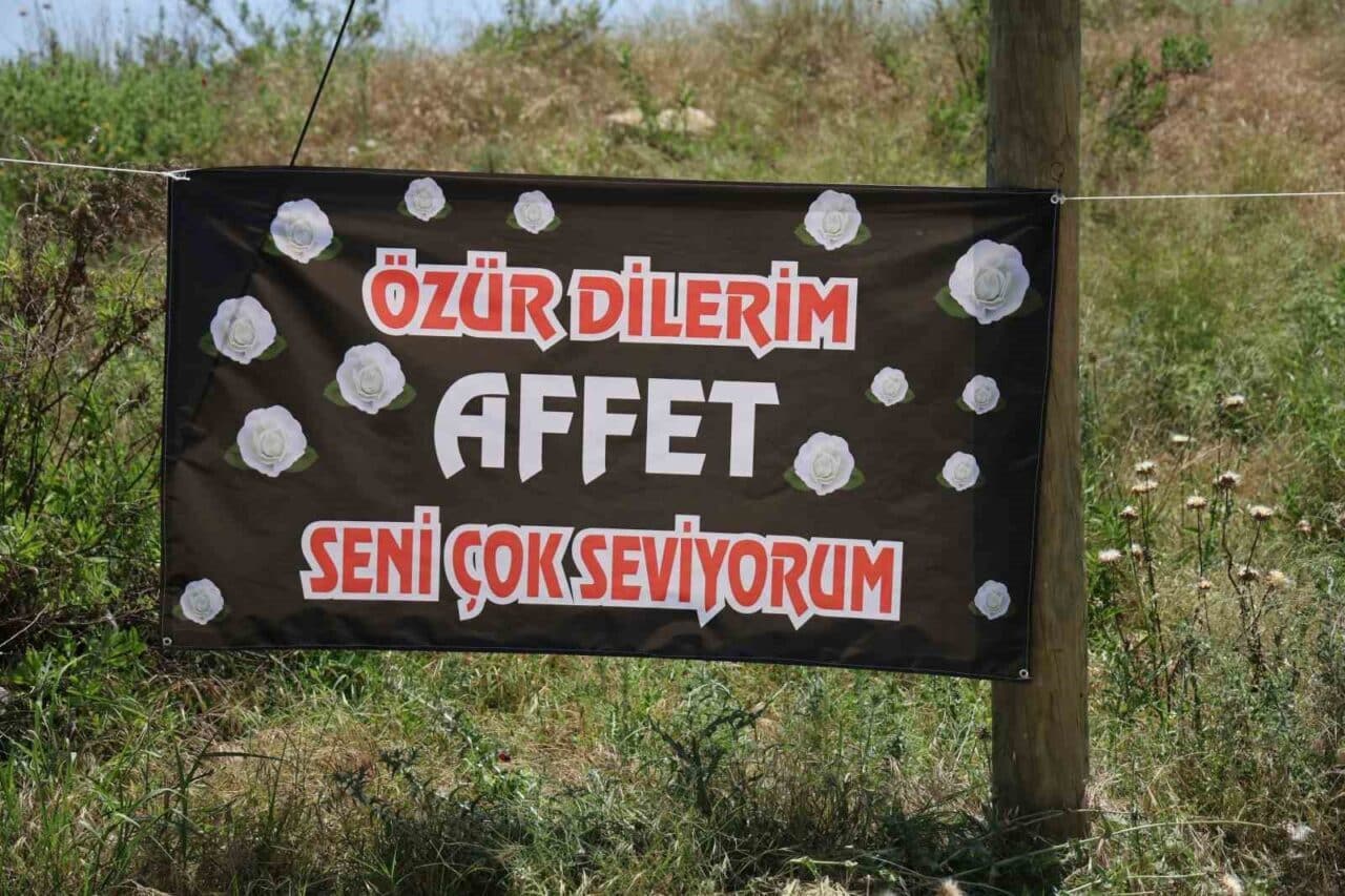 Adana'nın Çukurova ilçesindeki Yüzüncüyıl Mahallesi'nde "Özür dilerim affet seni çok