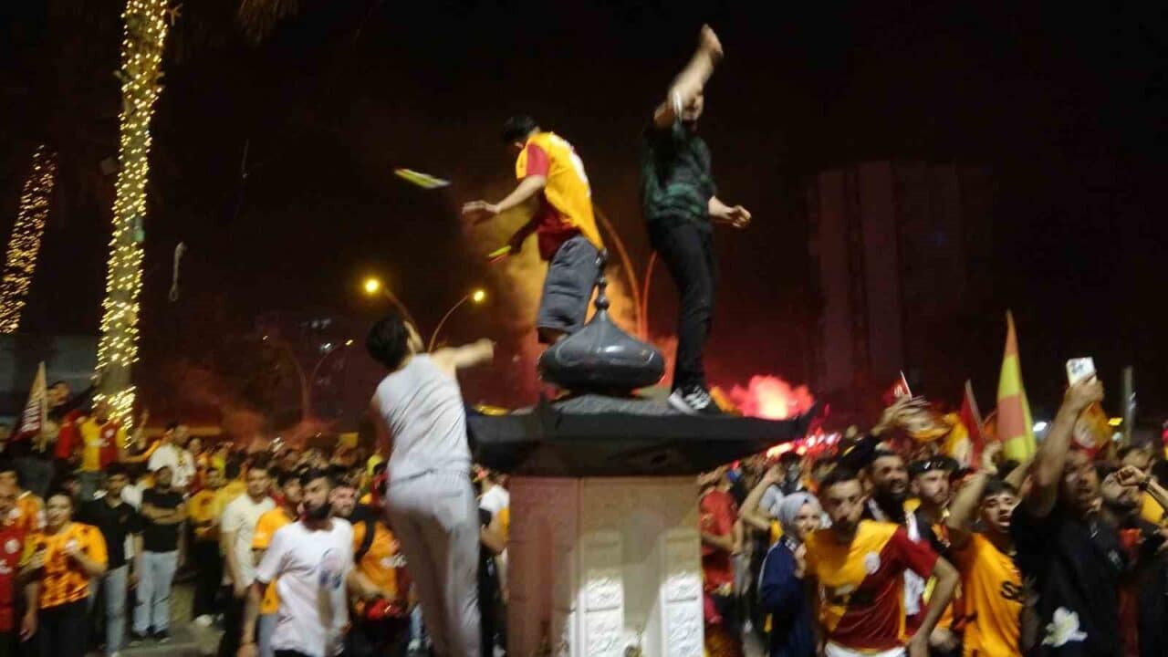 Adana'da Galatasaray taraftarları, 25. şampiyonluklarını kutlarken Adana Demirspor taraftarlarının küfürlü