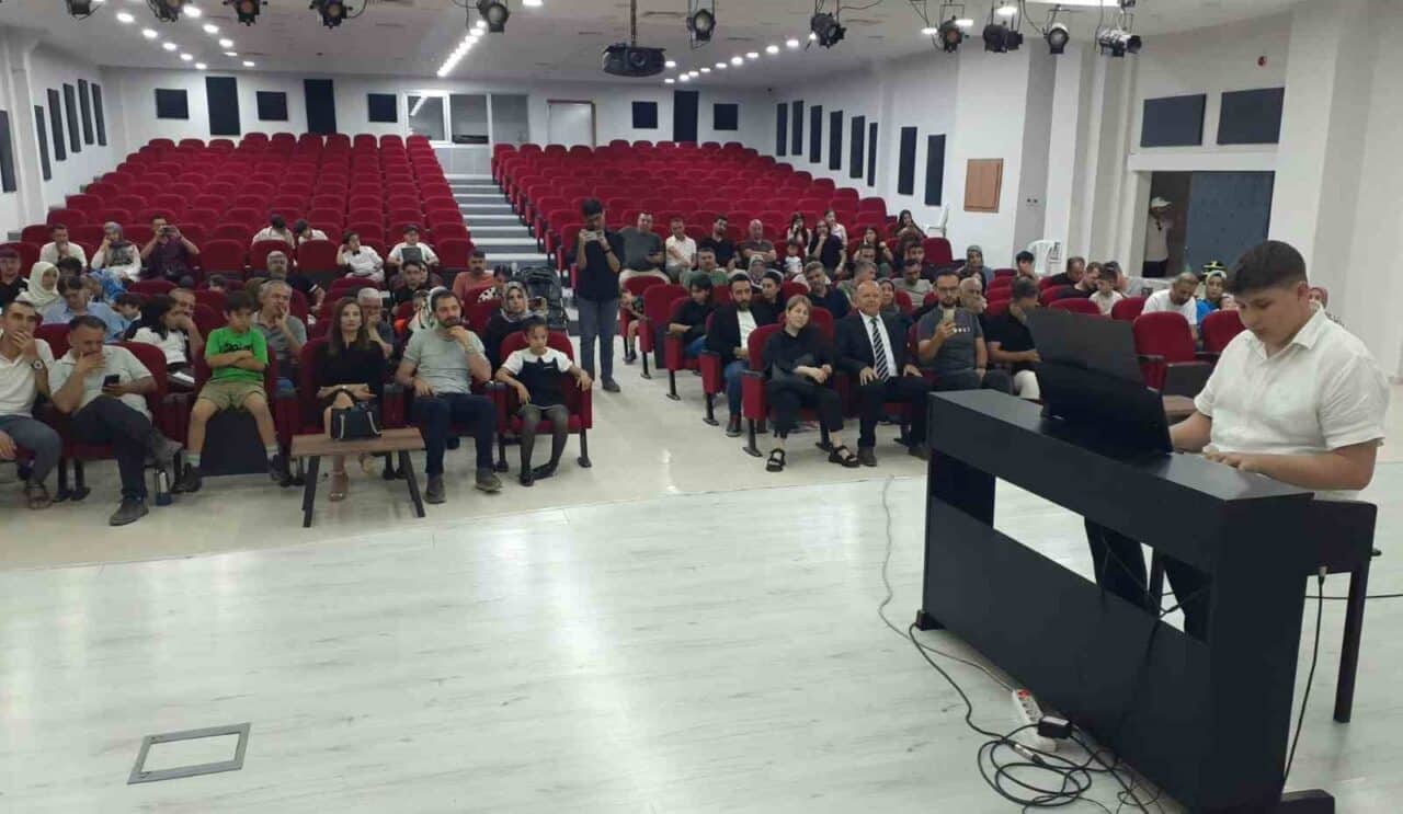 Adıyaman'da düzenlenen "Geleceğin piyanistlerinden tuşların sesi" etkinliği, genç piyanistlerin performanslarıyla