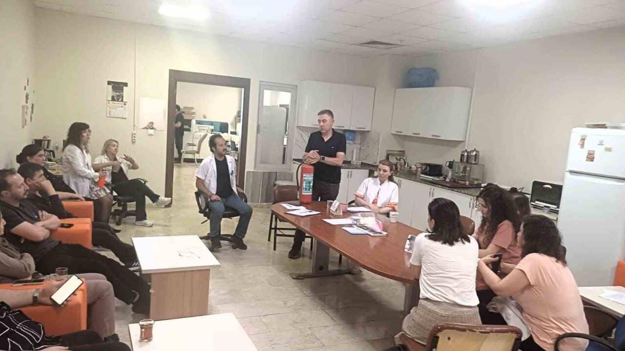Afyonkarahisar Devlet Hastanesi'nde laboratuvar çalışanlarına yangın, deprem, kalite ve enfeksiyon