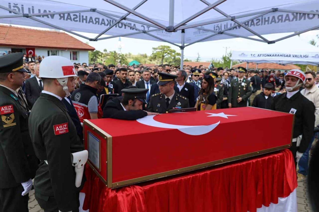 Irak'ta şehit düşen İstihkâm Uzman Çavuş Önder Özen, Afyonkarahisar'da gözyaşlarıyla