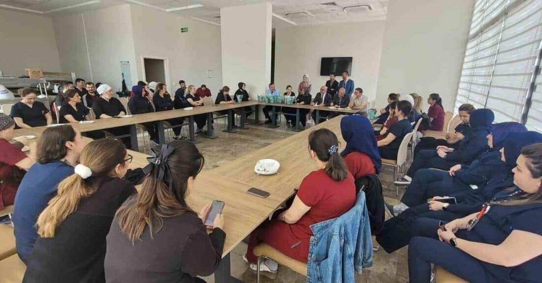 Afyonkarahisar hastanelerinde düzenlenen anlamlı etkinlikte, "Hemşireler Haftası" kutlandı. İl Müftüsü