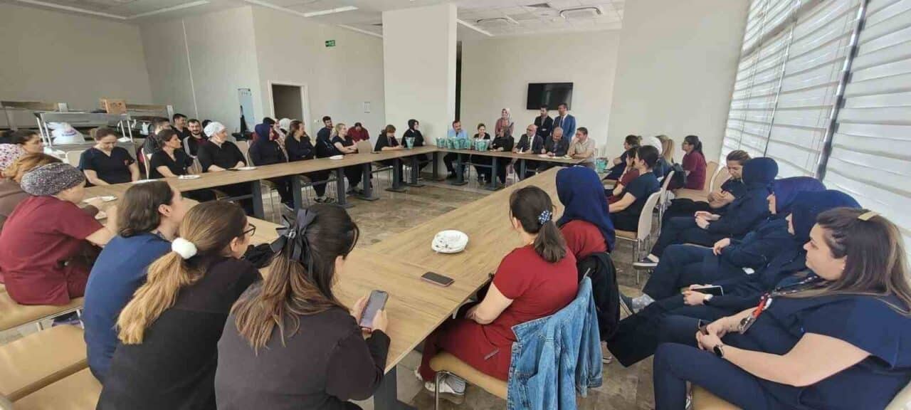 Afyonkarahisar hastanelerinde düzenlenen anlamlı etkinlikte, "Hemşireler Haftası" kutlandı. İl Müftüsü