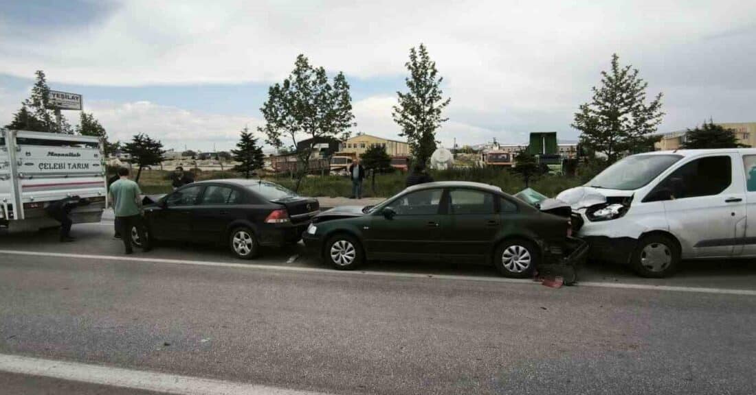 Afyonkarahisar'da Organize Sanayi Kavşağı'nda meydana gelen zincirleme trafik kazasında dört