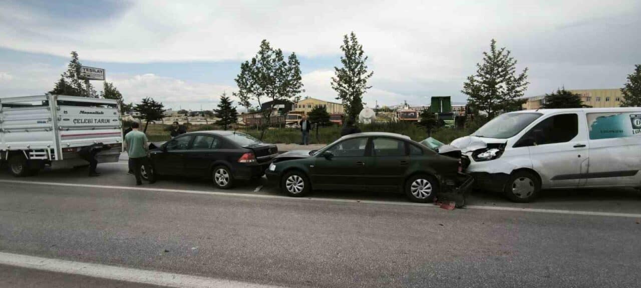 Afyonkarahisar'da Organize Sanayi Kavşağı'nda meydana gelen zincirleme trafik kazasında dört