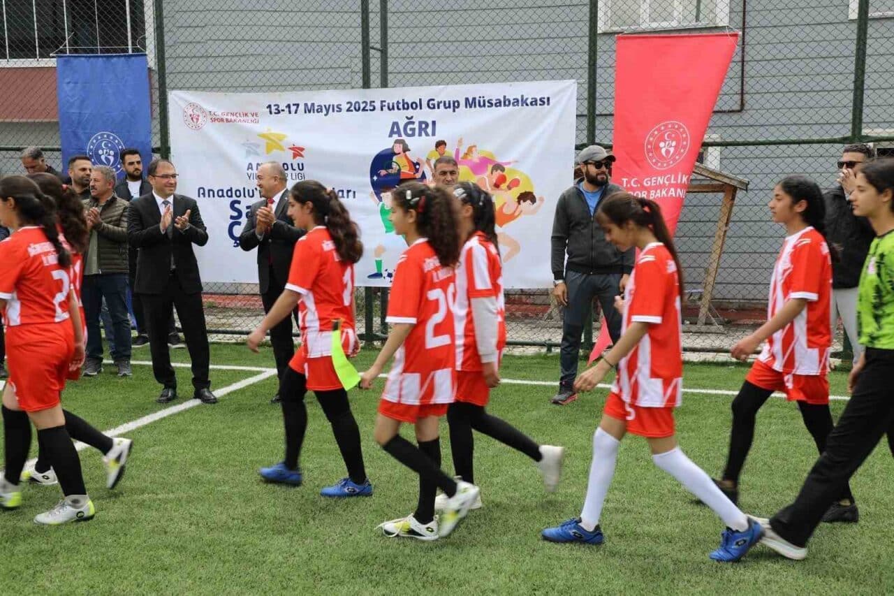 Ağrı'da genç yeteneklerin katılımıyla başlayan Anadolu Yıldızları Ligi (ANALİG) futbol