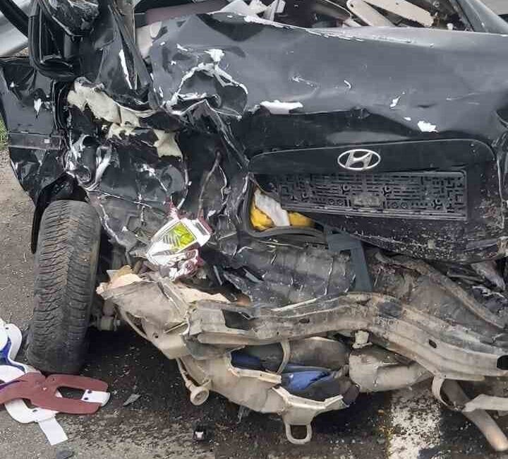 Ağrı’da meydana gelen trafik kazasında 2 kişi yaşamını yitirirken, 8 kişi yaralandı. Ağrı'nın Taşlıçay ilçesinde Yemen G. yönetimindeki minibüse, Nursi T. idaresindeki