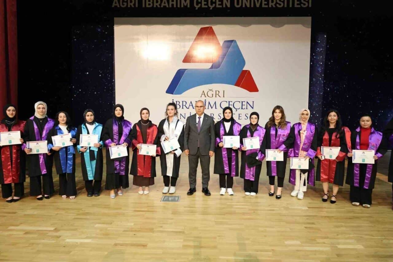 Ağrı İbrahim Çeçen Üniversitesi'nde 2024-2025 yılı mezuniyet töreninde 3,750 öğrenci