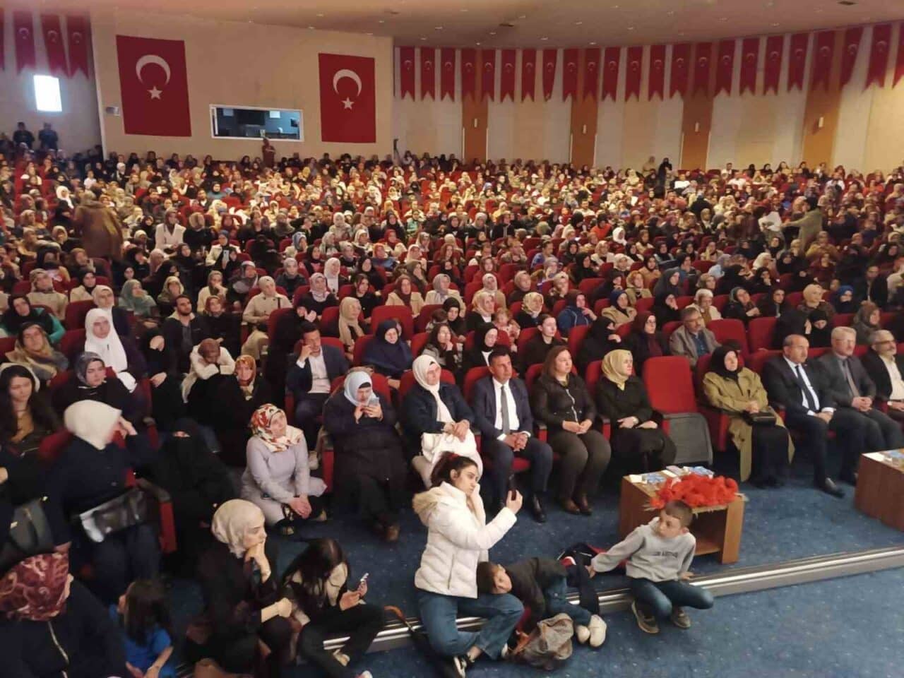 Erzurum'da düzenlenen "Ailede Rol Dağılımı ve Sorumluluklar" konulu söyleşi, Aile