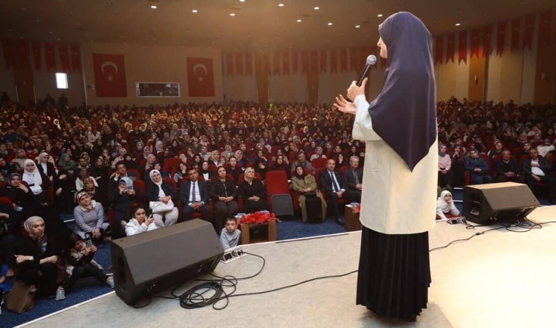 Aile Danışmanı Saliha Erdim, Erzurum'da düzenlenen "Ailede Rol Dağılımı ve