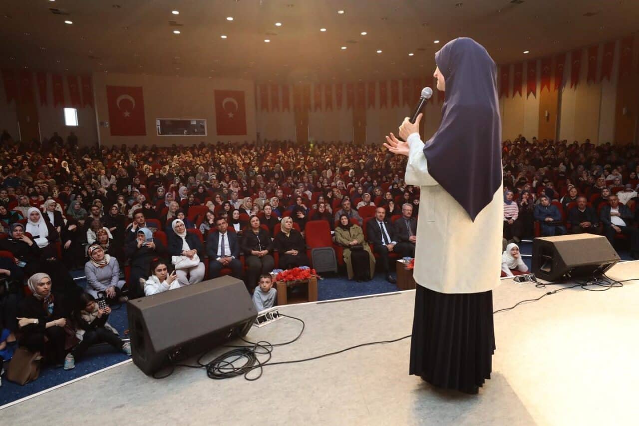 Aile Danışmanı Saliha Erdim, Erzurum'da düzenlenen "Ailede Rol Dağılımı ve