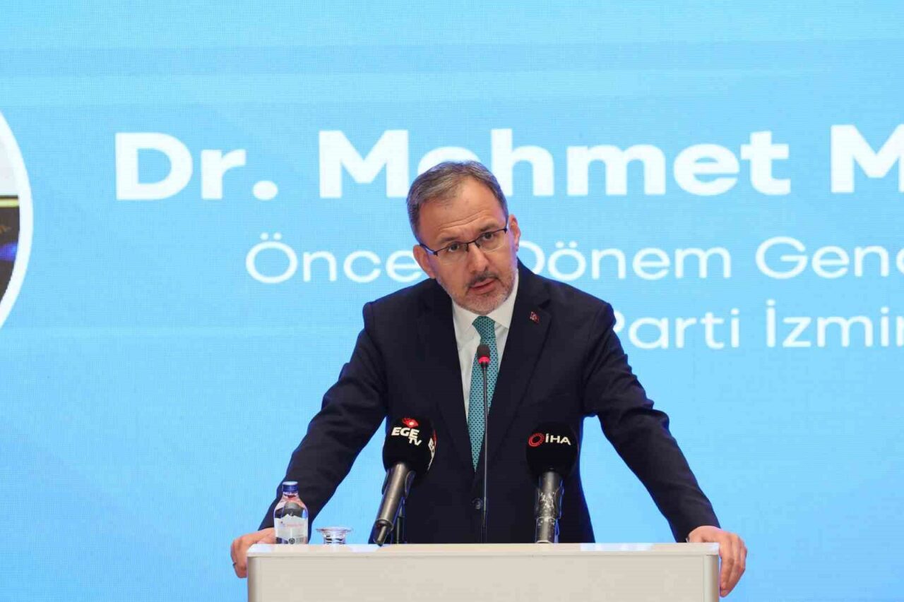 İzmir'de düzenlenen 24. Uluslararası İşletmecilik Kongresi'nde Dr. Mehmet Kasapoğlu, işletmeciliğin