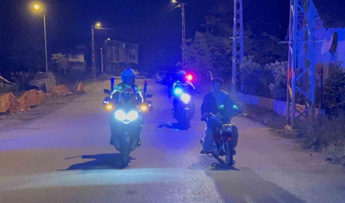 Düzce'de motosikletli akrobasi grubu, trafik ekiplerinin takibine takılarak kovalamacanın ardından