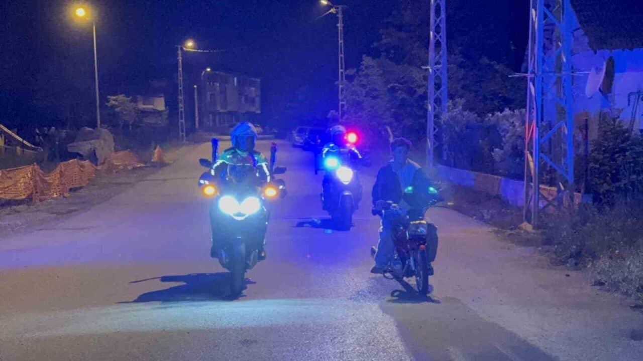 Düzce'de motosikletli akrobasi grubu, trafik ekiplerinin takibine takılarak kovalamacanın ardından