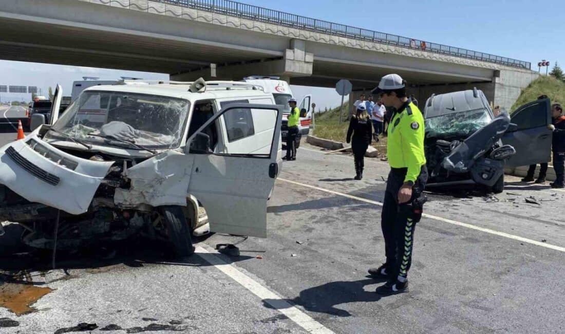 Aksaray’da Minibüs ve Hafif Ticari Araç Çarpıştı: 3 Yaralı! Aksaray'da minibüs ve hafif ticari aracın çarpıştığı kazada M.E., R.İ.