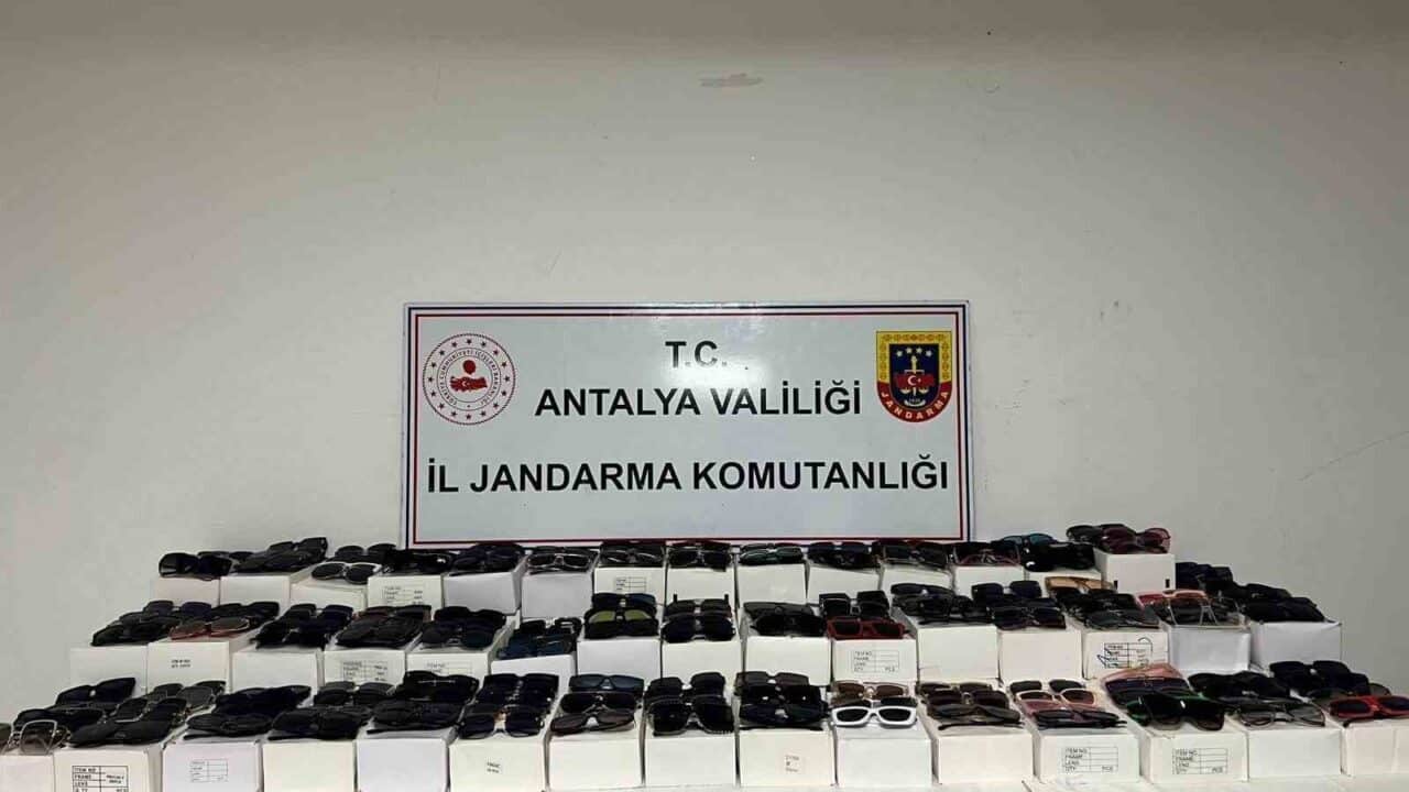 Antalya'nın Aksu ilçesinde, jandarma ekipleri durdurdukları bir araçta 1,500 adet