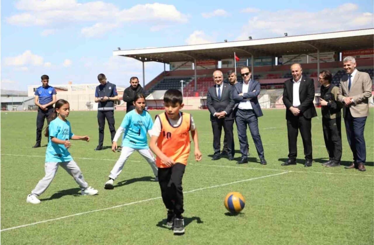 Alaca'da düzenlenen geleneksel çocuk oyunları şenliği başladı. Kaymakam Engin Tok,