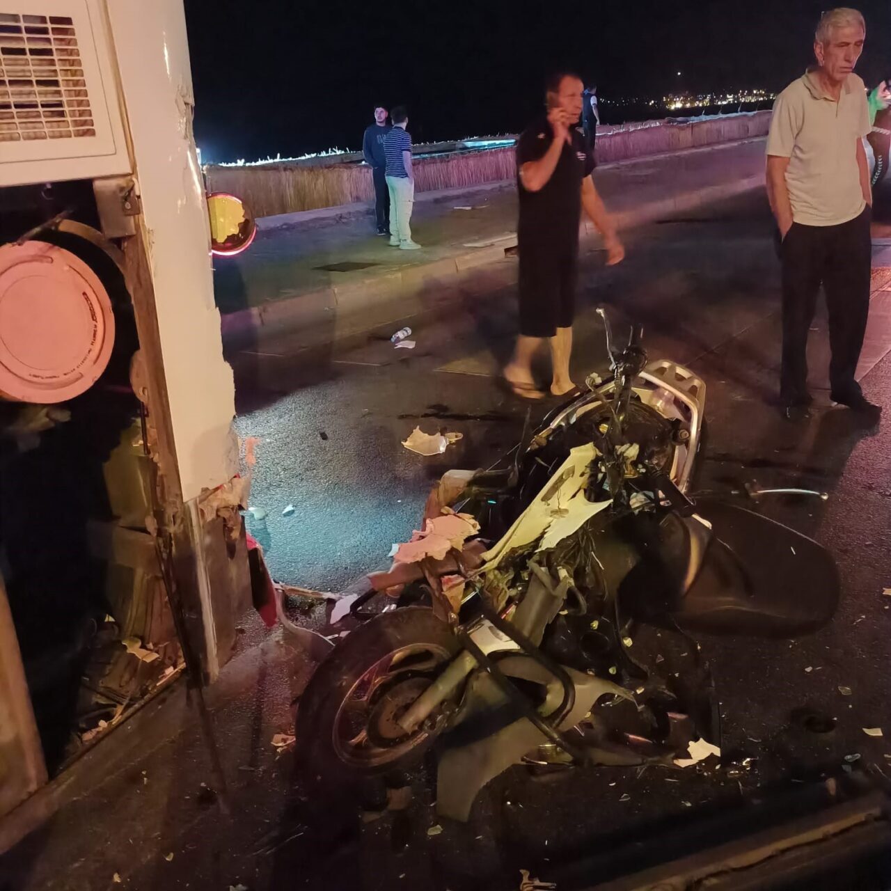 Antalya'nın Alanya ilçesinde, kırmızı ışıkta bekleyen yolcu otobüsüne çarpan motosiklet