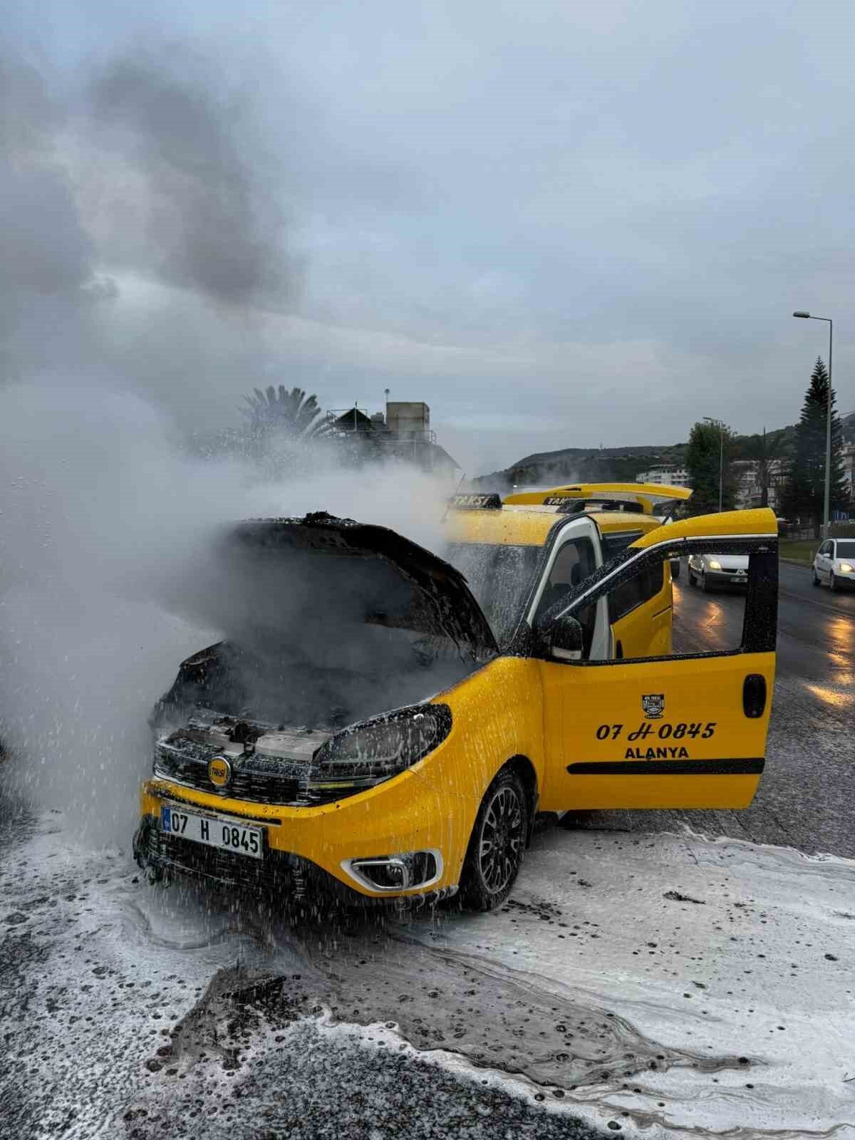 Antalya'nın Alanya ilçesinde, 07 H 0845 plakalı ticari taksi, D-400
