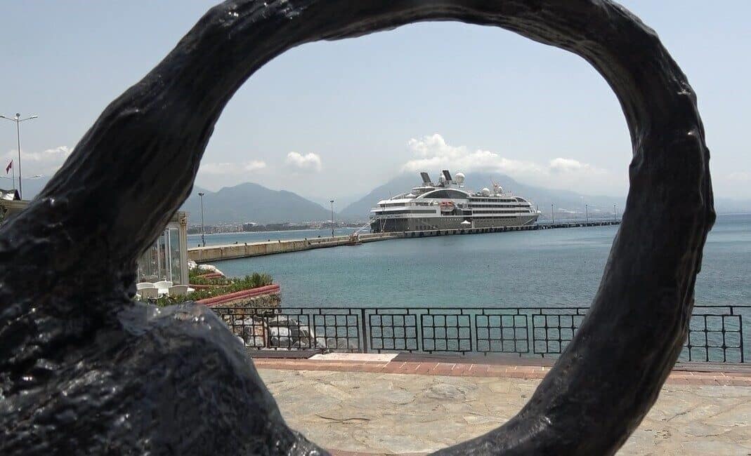 Fransa bayraklı "L’austral" kruvaziyer gemisi, Alanya limanına 187 yolcusuyla demirledi.