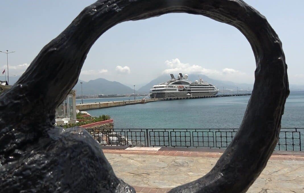 Fransa bayraklı "L’austral" kruvaziyer gemisi, Alanya limanına 187 yolcusuyla demirledi.