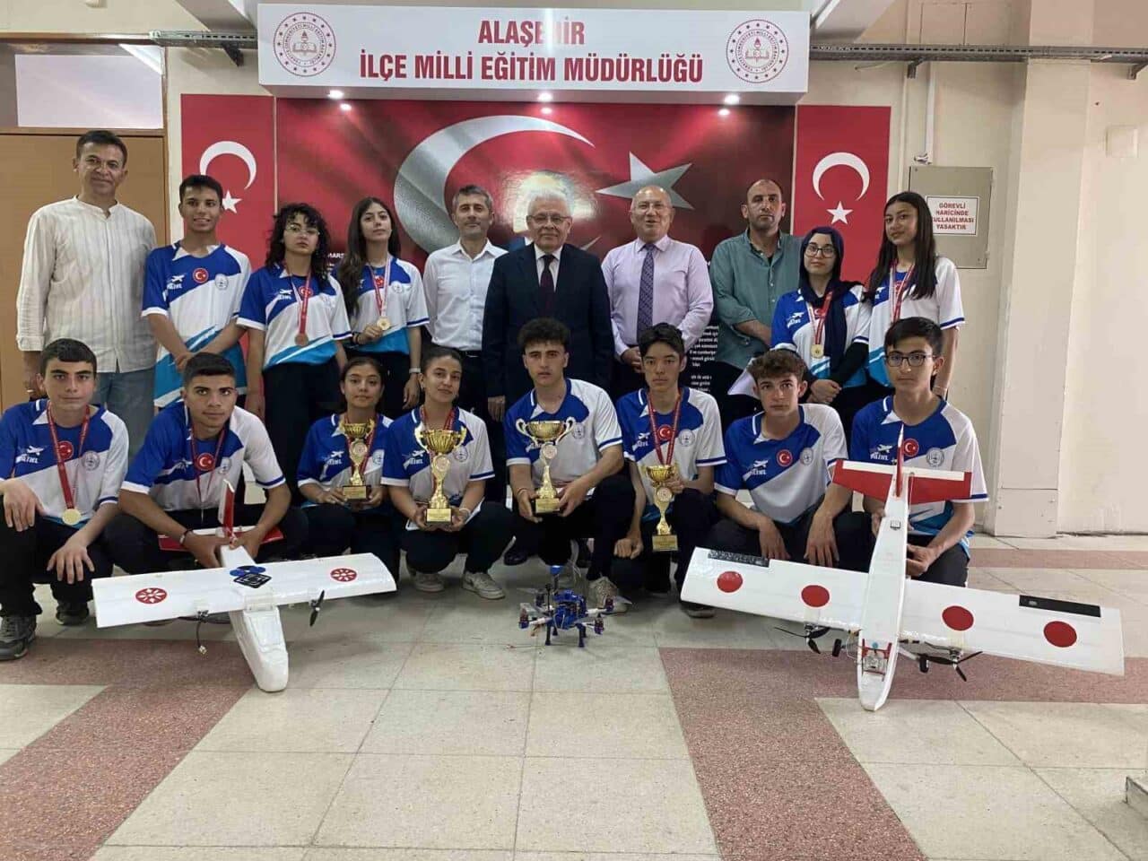 Manisa'nın Alaşehir ilçesindeki Anadolu İmam Hatip Lisesi, Uşak'taki Model Roket