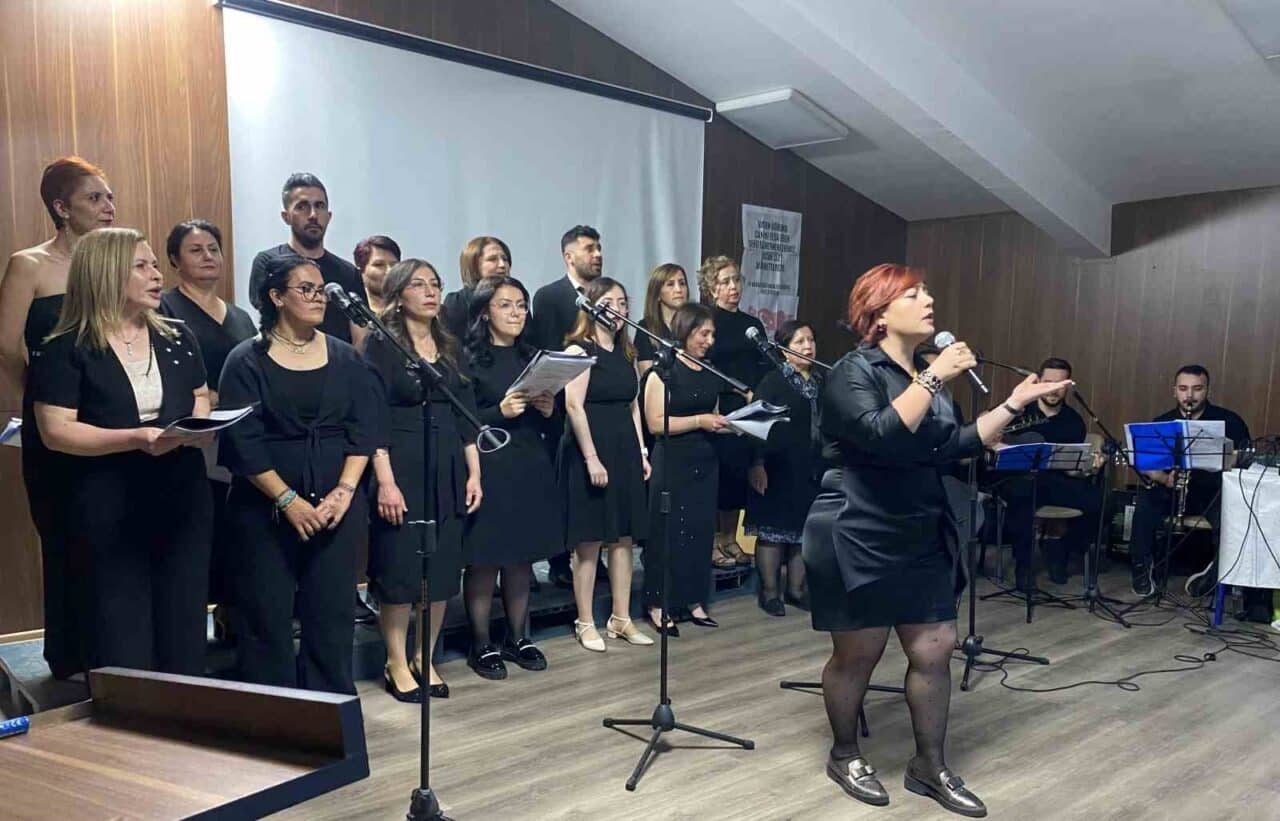 Manisa'nın Alaşehir ilçesinde Hemşireler Günü, çeşitli etkinliklerle kutlandı. Törene Manisa