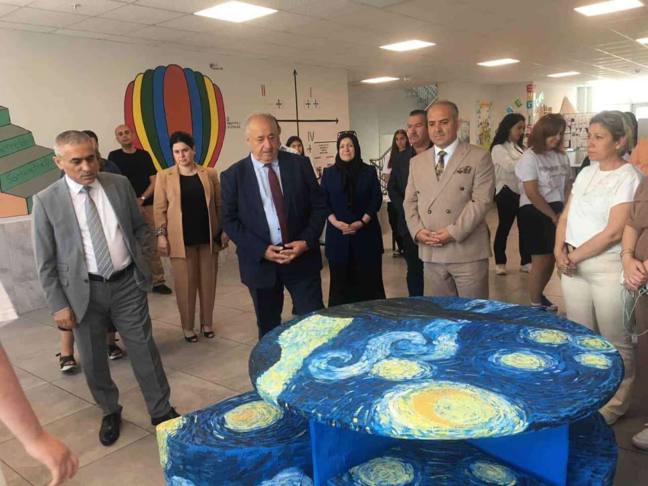 Aliağa 100. Yıl Ortaokulu'nda gerçekleştirilen TÜBİTAK 4006 Bilim Fuarı, kaymakam