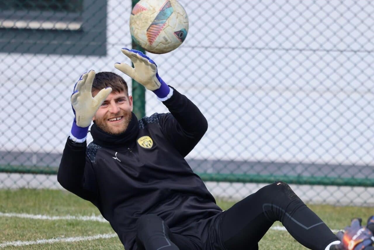 Aliağa FK, TFF 2. Lig'e yükselmesinin ardından kaleci Ahmet Pekgöz,