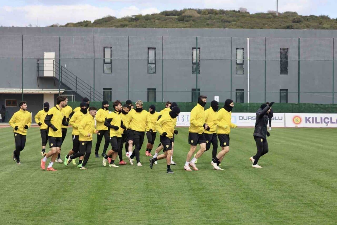Aliağa FK, yeni sezon hazırlıklarına başlarken 6 oyuncusu ile yollarını