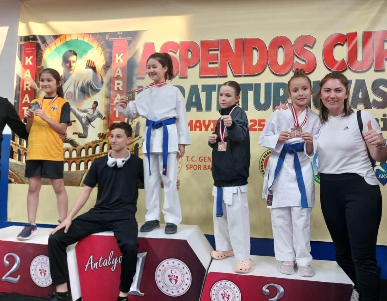 Aliağa Belediyesi Spor Okulları'nın karatecileri, Aspendos Cup'ta 1200 rakiple mücadele