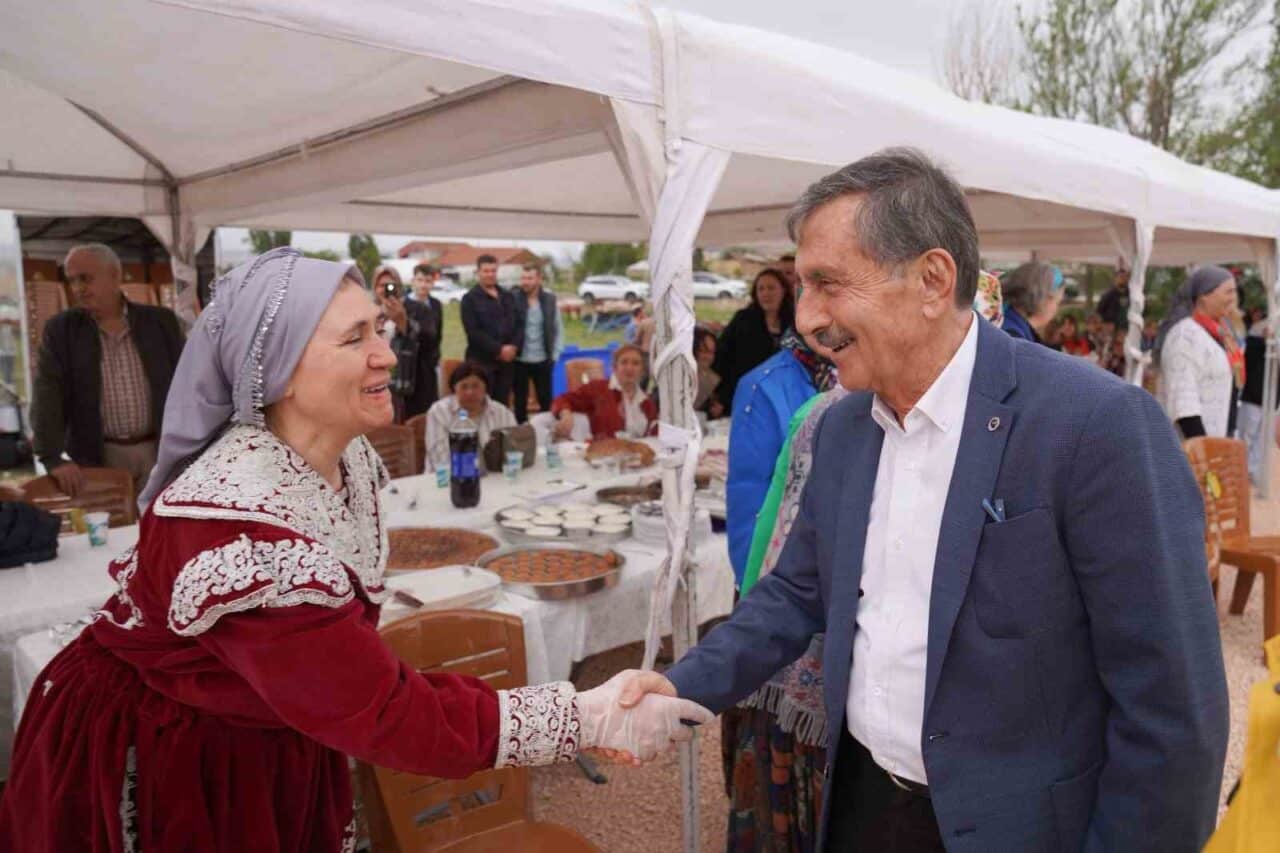 Tepebaşı Belediye Başkanı Ahmet Ataç, Hıdrellez Şenliği'nde Alınca Mahallesi'nde vatandaşlarla