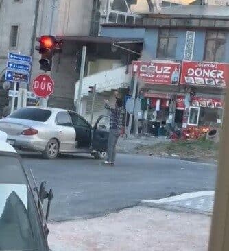 Yozgat’ta alkol alan kişinin trafikteki eğlenceli anları kameraya yansıdı Yozgat'ın Sarıkaya ilçesinde, alkollü bir kişi kırmızı ışıkta durduğu araçtan