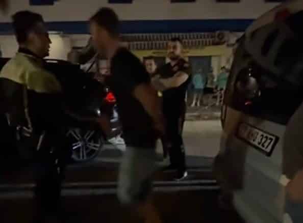 İzmir’in Çeşme ilçesinde alkollü bir sürücü, polis kontrol noktasında "Beni