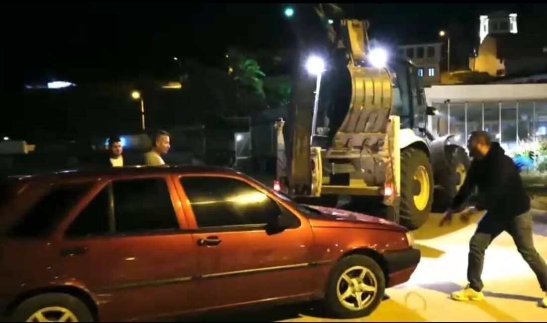 Bozcaada’da Alkollü Sürücü Limanda Kaza Yapıp Denize Düştü! Çanakkale'nin Bozcaada ilçesinde alkol etkisindeki sürücü Ş.P., limanda manevra yaparken