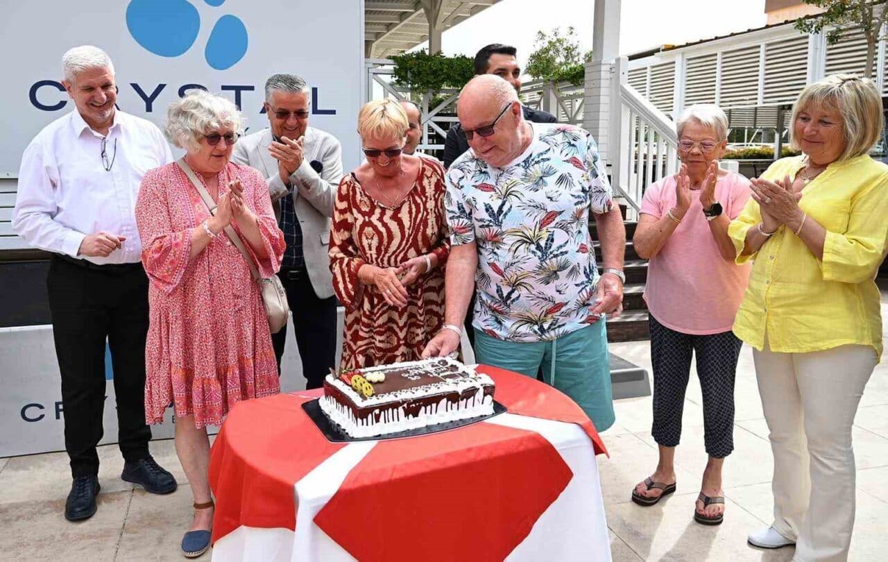 Almanya'dan Kemer'e 30 yıldır tatile gelen Petra-Bernard Juenka çiftine, Kemer