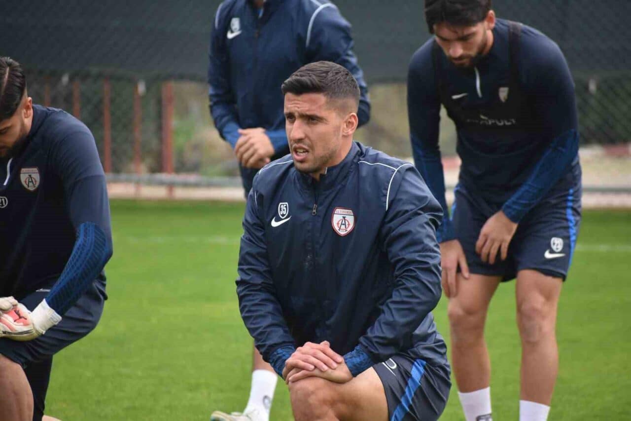 Altınordu kaptanı Eren Tokat ve genç oyuncu Ege Arslan, 8