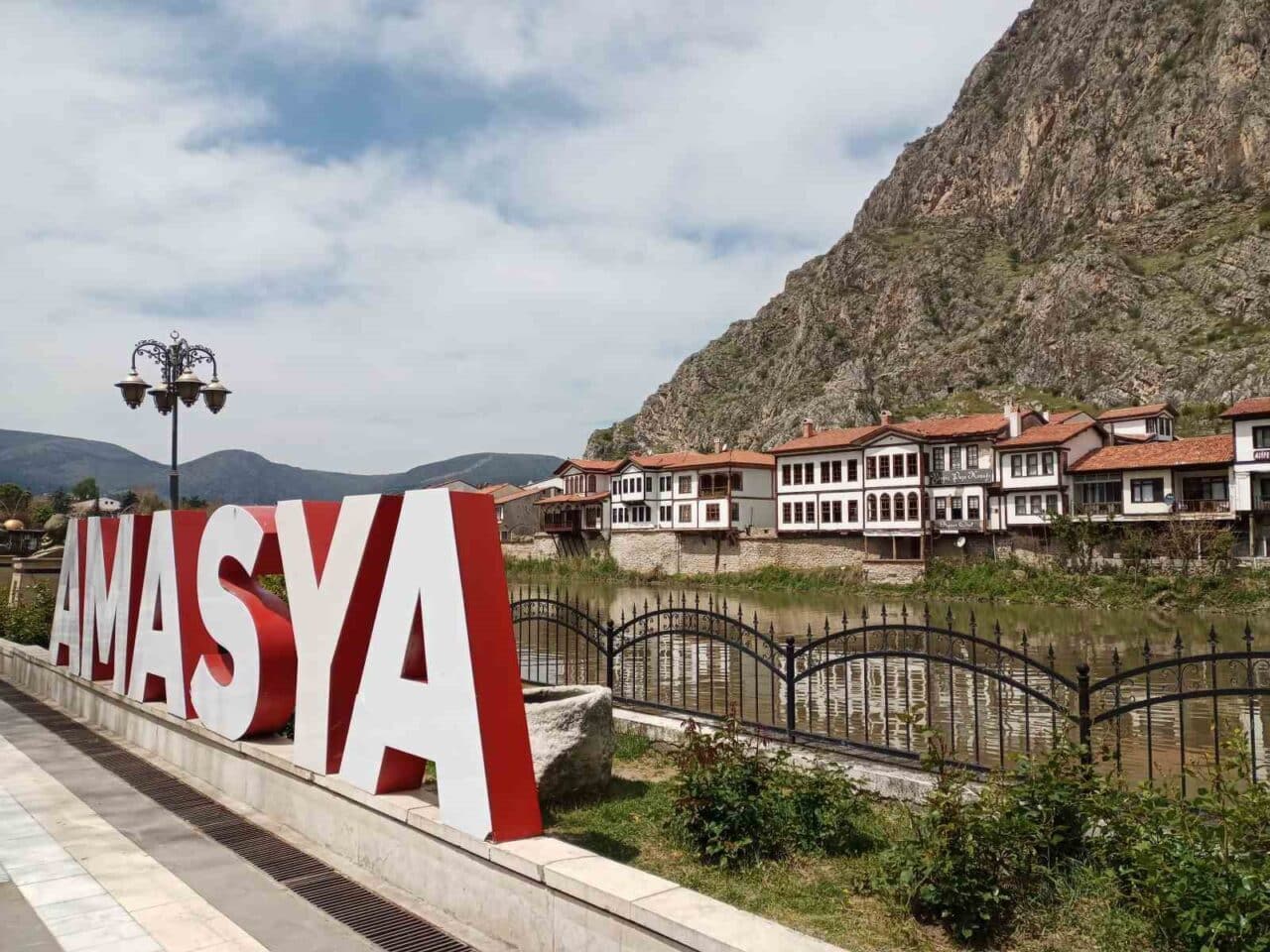 Amasya'nın Gümüşhacıköy ilçesi, 4.4 ve 4.2 büyüklüğündeki depremlerle sarsıldı. AFAD