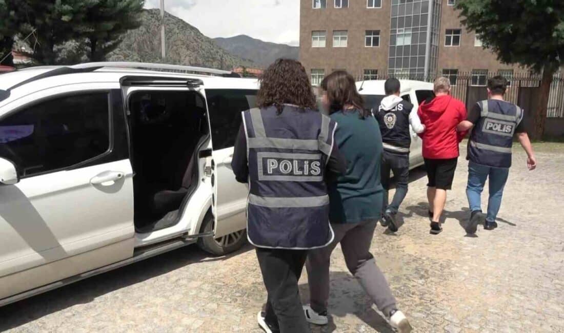 Amasya’da 2 Milyon TL Değerindeki Altın Çalan Torun ve Kardeşi Adli Kontrolle Serbest Bırakıldı Amasya’da 73 yaşındaki O.Ö.'nün evinden çelik kasası çalındı. Olayda torun