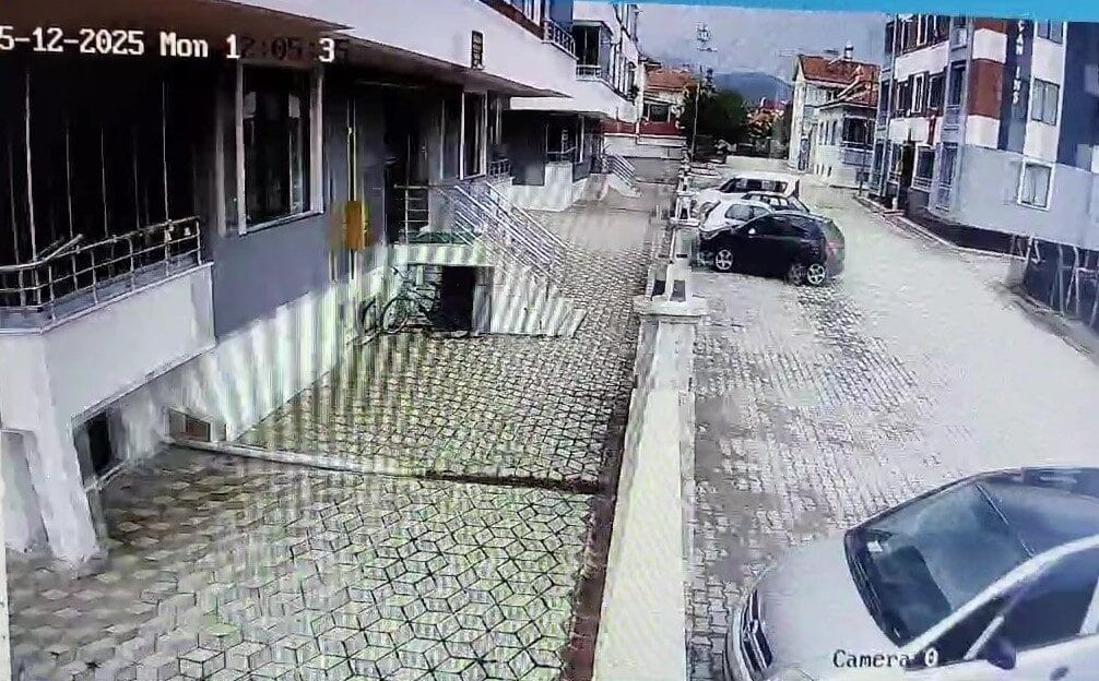 Amasya Gümüşhacıköy’de Ardışık Olarak Gerçekleşen Depremler Güvenlik Kamerasına Yansıdı Amasya'nın Gümüşhacıköy ilçesinde 12.23'te 4,4 ve sadece üç dakika sonra