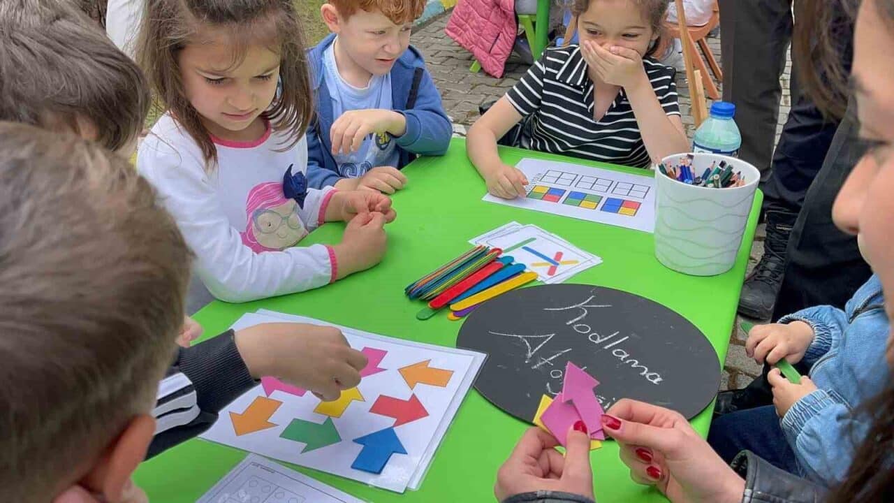 Kastamonu'nun İhsangazi ilçesinde düzenlenen şenlikte, İhsangazi Anaokulu öğrencileri eğlenceli anlar