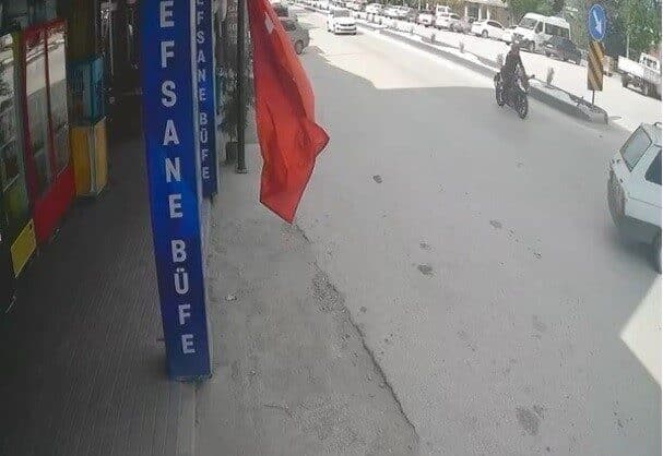 Bilecik'te motosiklet sürücüsü Ahmet Ç., dönüş yapan otomobile çarparak yaralandı.