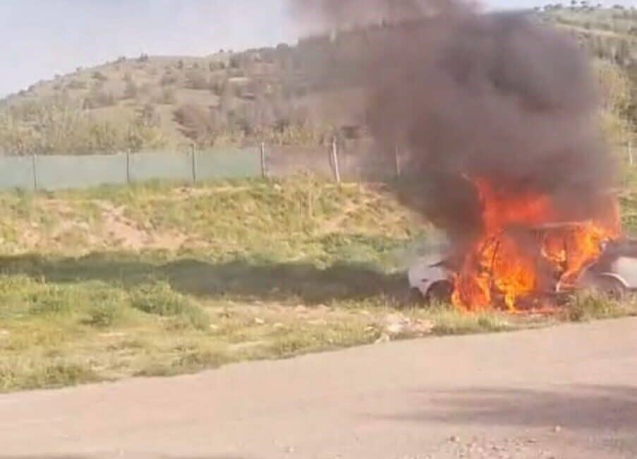 Çankaya’da Boş Arazide Park Halindeki Araç Alev Alev Yandı Ankara'nın Çankaya ilçesinde boş bir arazide park halindeki Fiat Tofaş